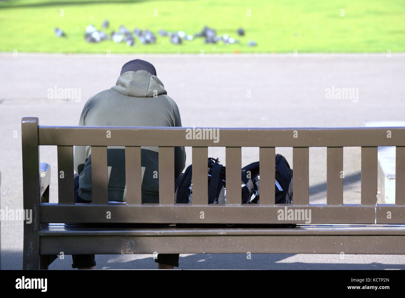 Assis om un banc regarder la vie aller par les touristes George Square Glasgow Banque D'Images