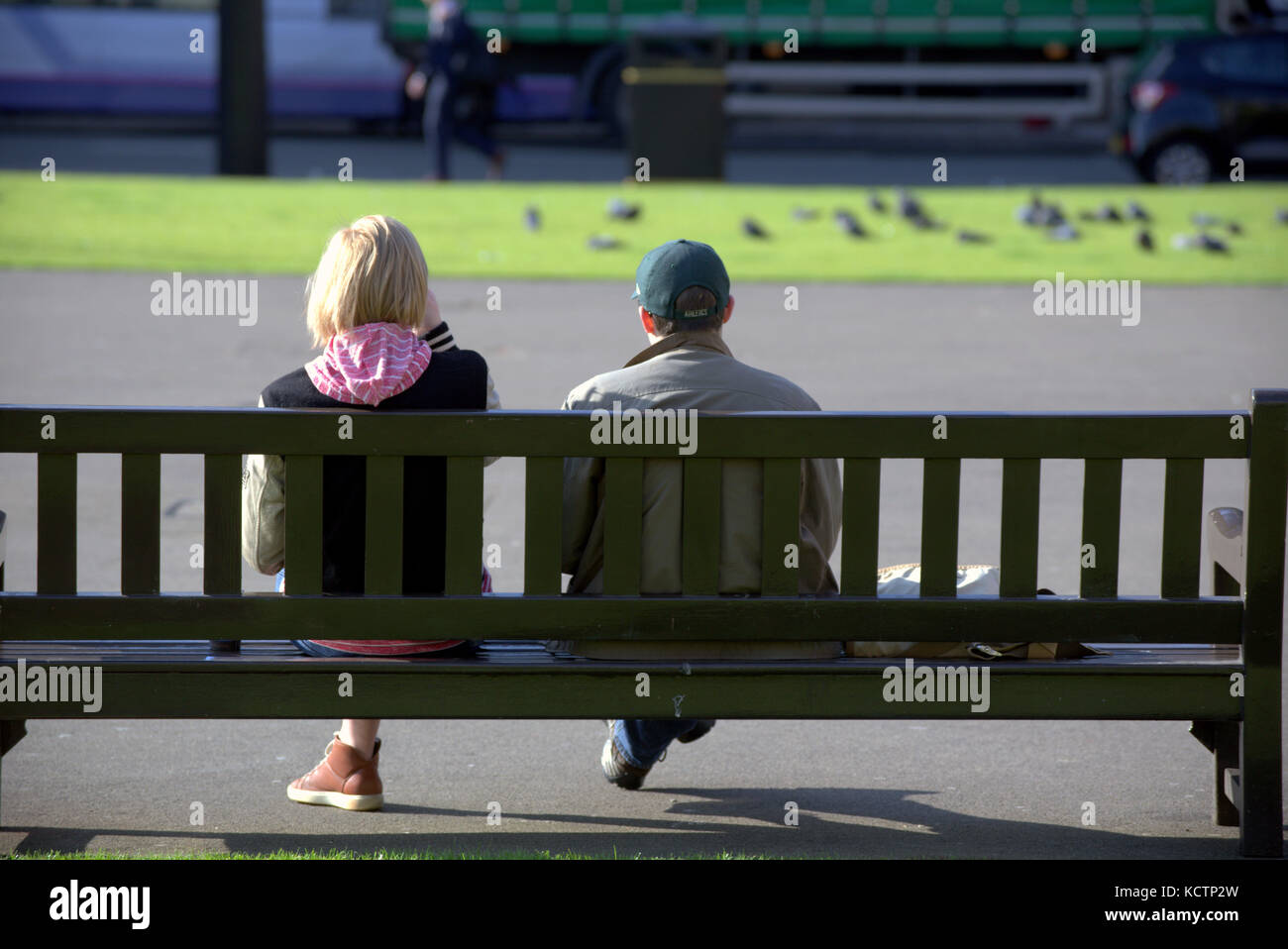 Assis om un banc regarder la vie aller par les touristes George Square Glasgow Banque D'Images