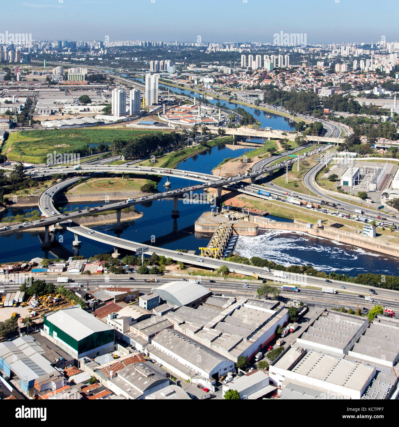 Vue aérienne de rodovia Castelo Branco et marginal Tietê do Rio Banque D'Images