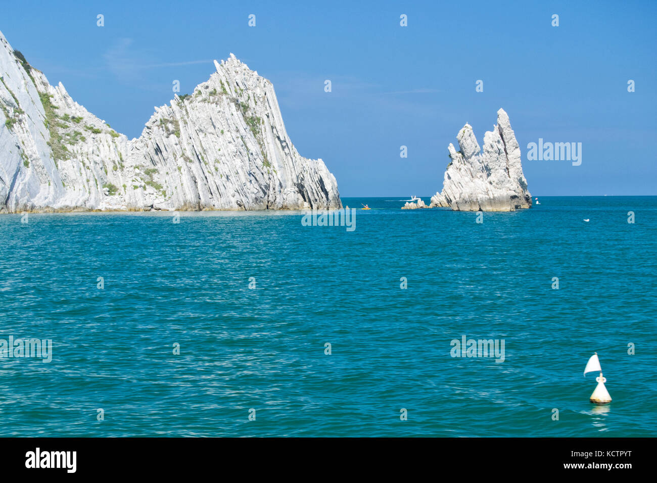 Numana - due sorelle bay - côte blanche avec ciel bleu et la mer. pour les vacances d'concept Banque D'Images