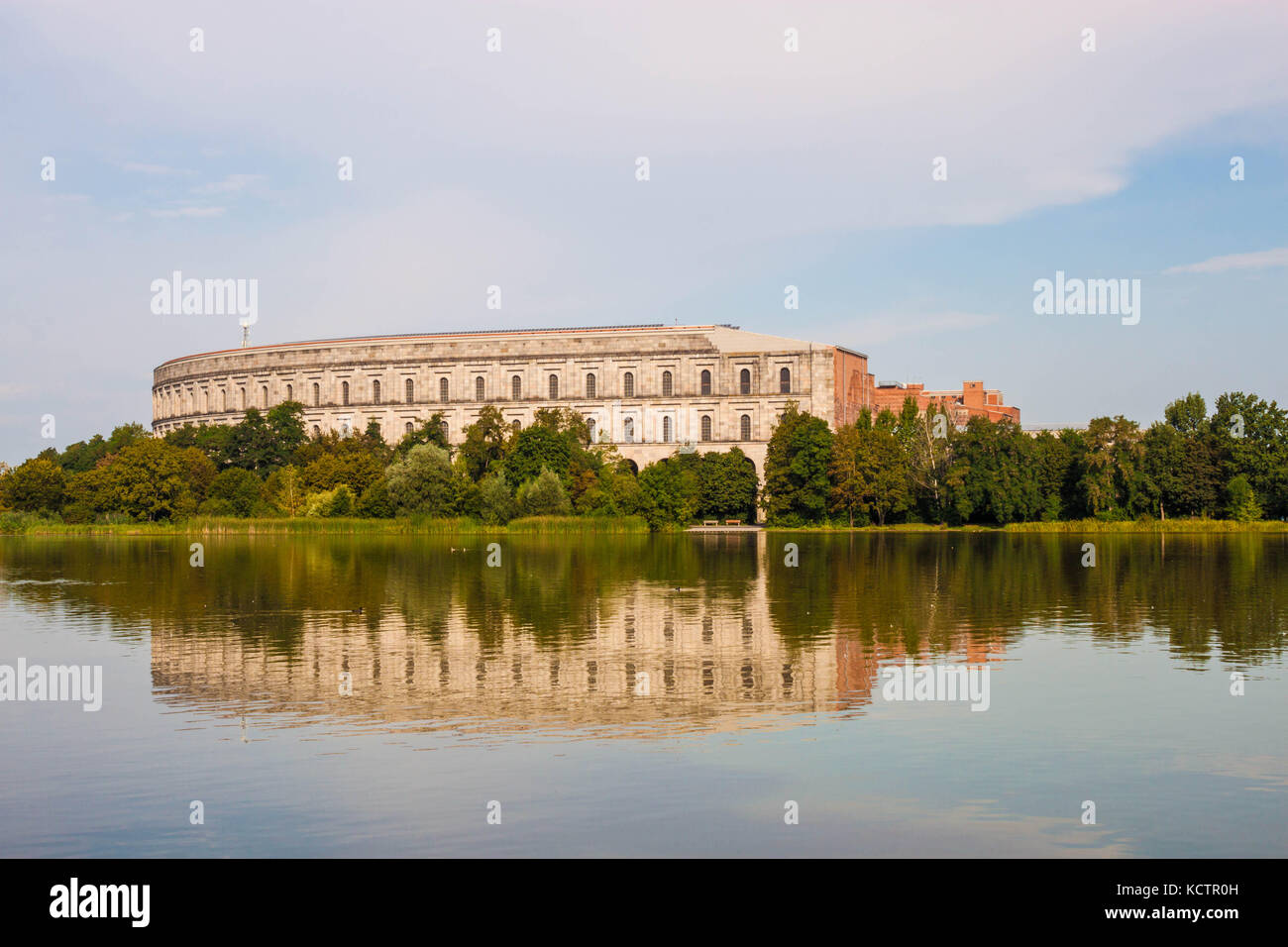 L'édifice inachevé de la salle des congrès (kongresshalle), une partie de l'ancien parti nazi rally motif à Nuremberg, Allemagne Banque D'Images