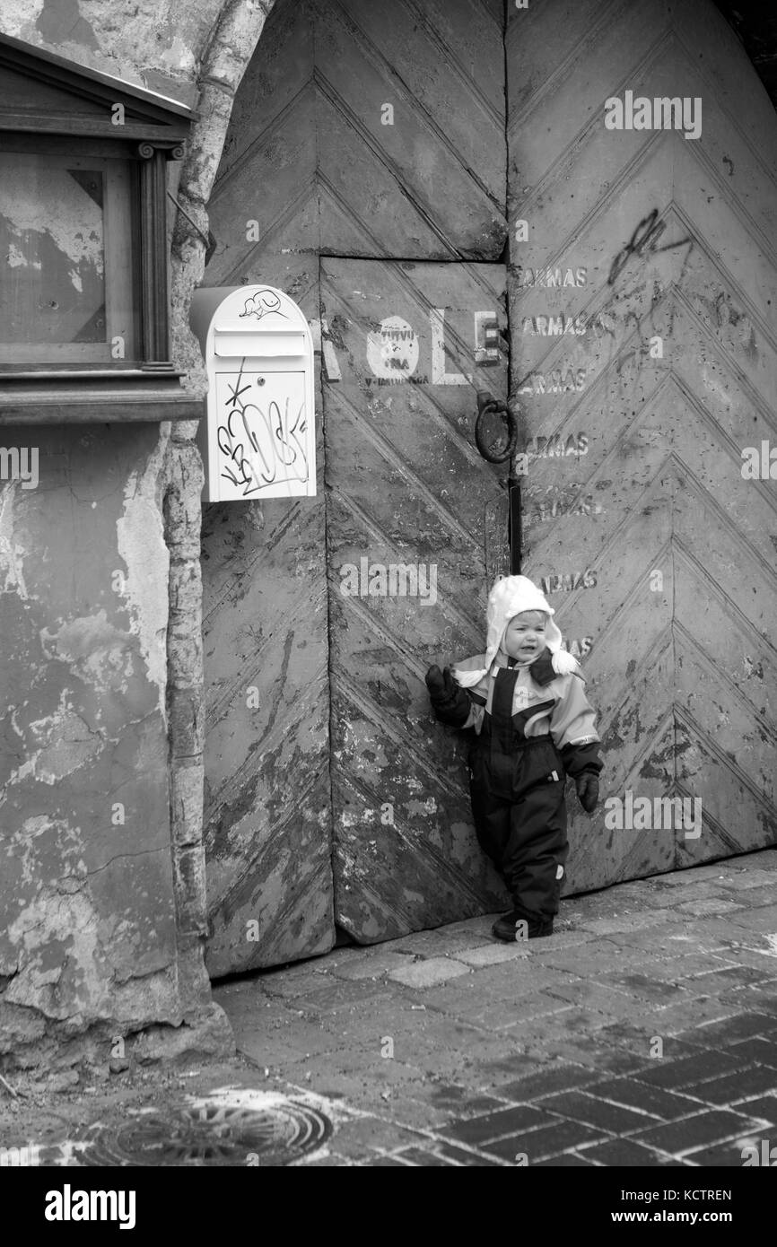 Petite fille qui pleure dans une vieille porte, Vene, Tallinn, Estonie Banque D'Images