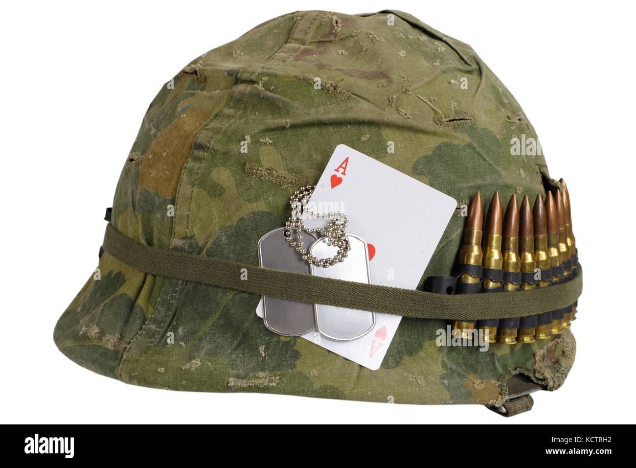 Casque de l'armée us vietnam guerre avec couverture de camouflage et de  munitions ceinture, dog tag et amulet - Ace of Hearts carte à jouer Photo  Stock - Alamy