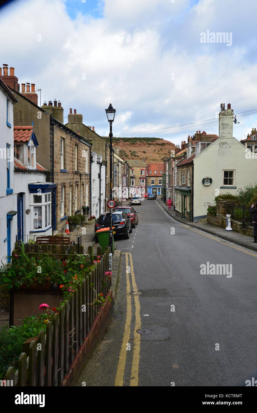 Scène de rue avec maisons et voitures garées, Staithes, North Yorkshire UK Banque D'Images