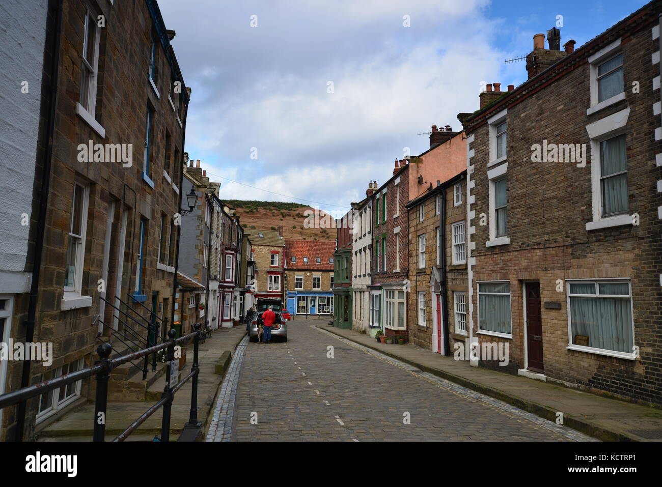 Scène de rue avec maisons et route pavée, Staithes, North Yorkshire UK Banque D'Images