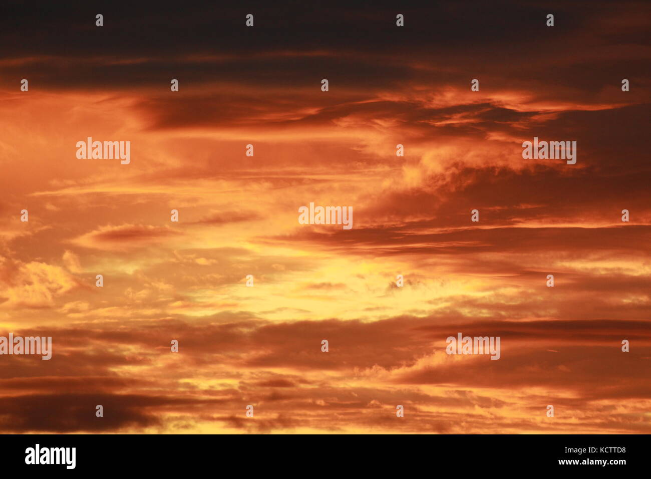 Ciel rouge le soir, coucher de soleil Banque D'Images