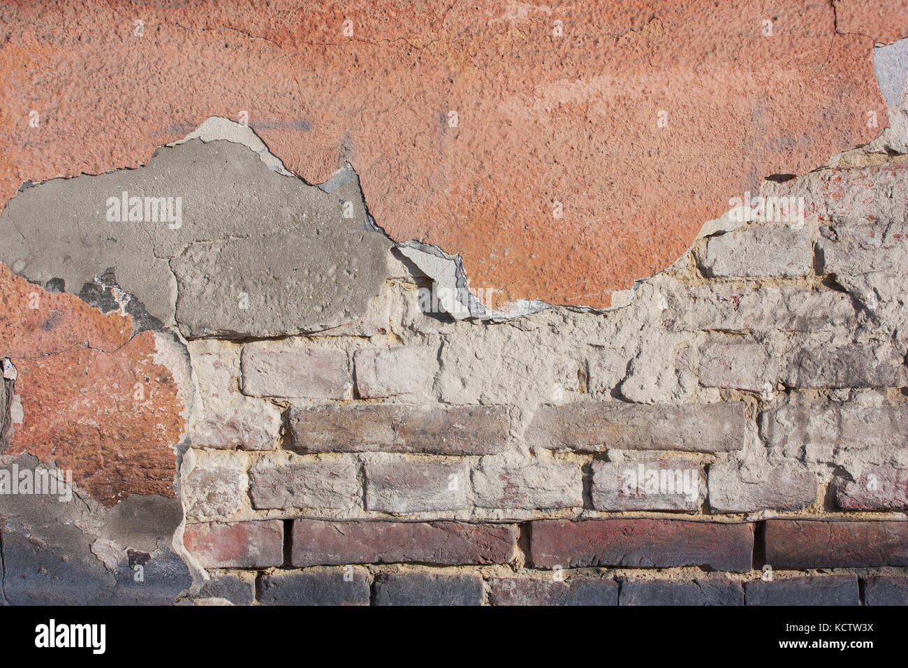 Vieux plâtre détruits à un mur de briques. grunge le ciment, avec un arrière-plan de la peinture défraîchie. Banque D'Images