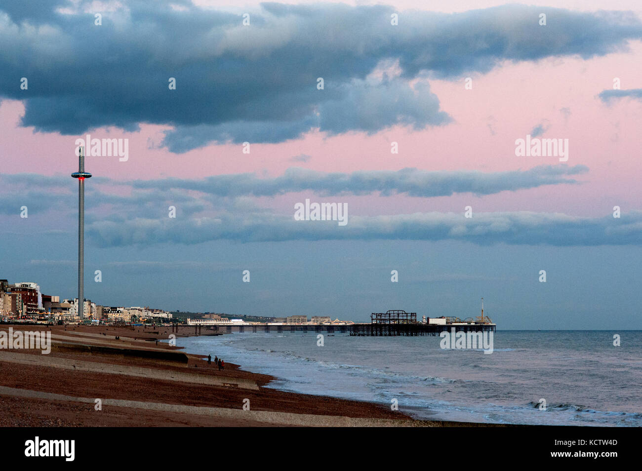 Brighton's i360 est le plus haut du monde déménagement tour d'observation et offre aux visiteurs de superbes vues à 360 degrés le long de la côte du Sussex en Angleterre. Banque D'Images