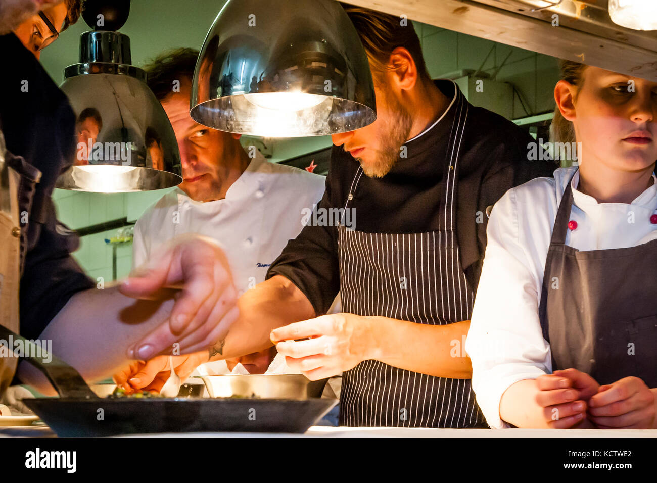 Calme, concentré et tout en vue, voilà comment Thomas Kellermann, chef étoilé au Michelin, travaille dans la cuisine avec son équipe Banque D'Images