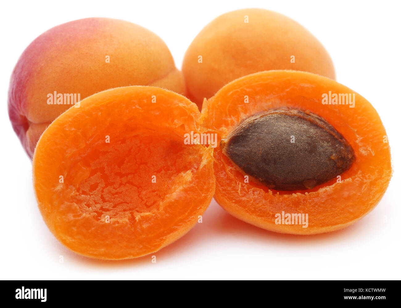 Abricots frais sur fond blanc Banque D'Images