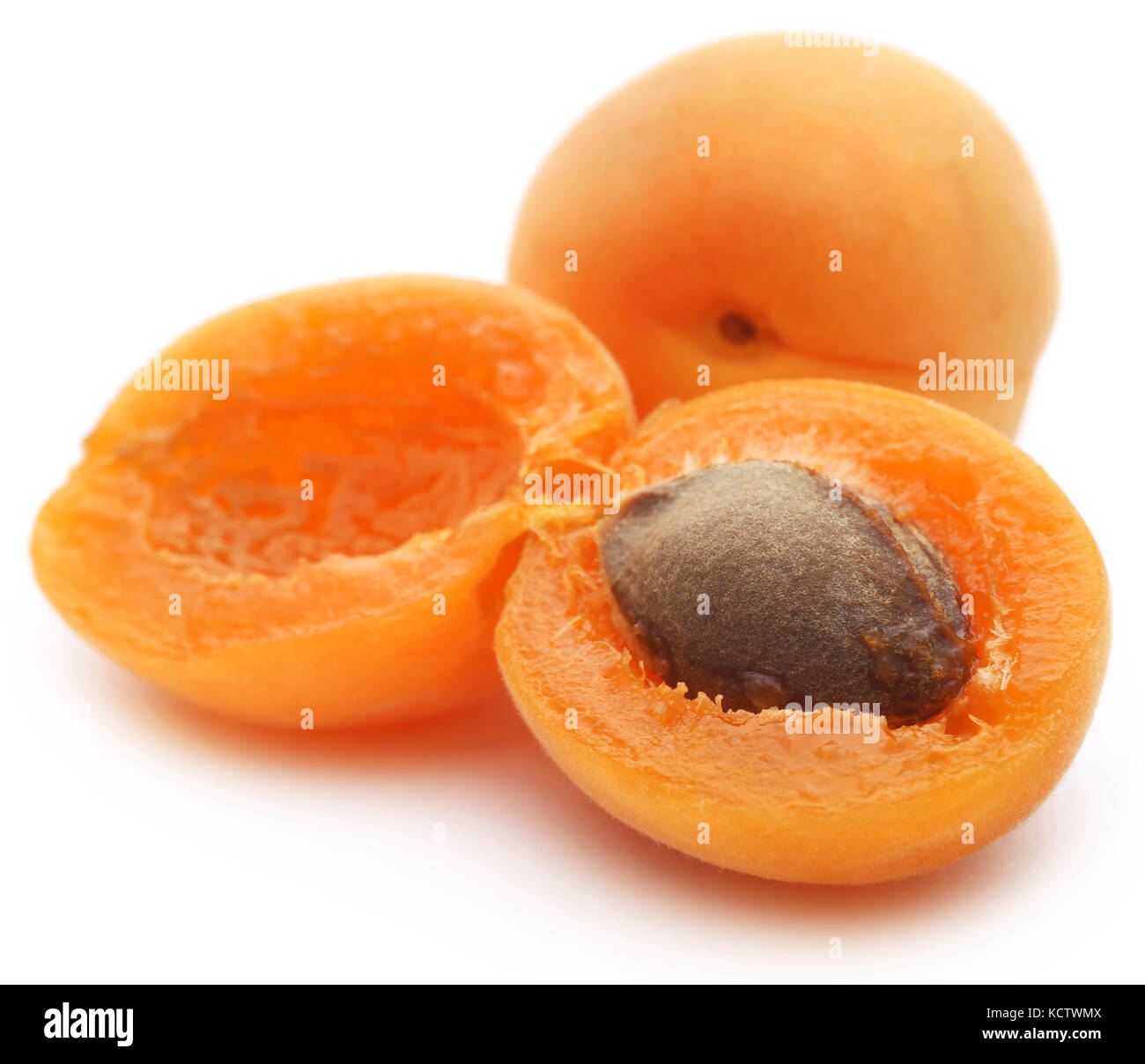 Abricots frais sur fond blanc Banque D'Images