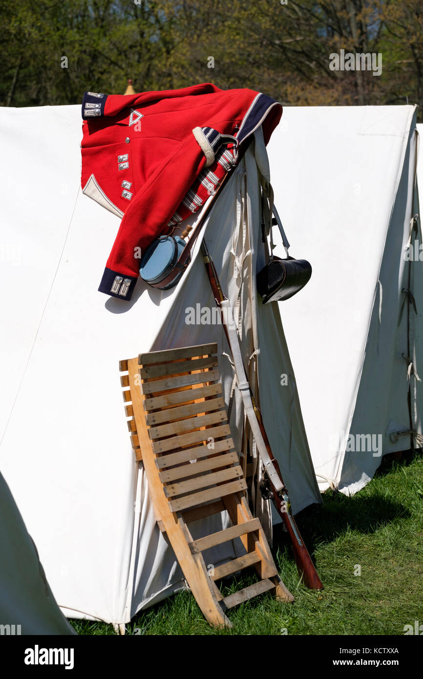 Bataille de Longwoods, guerre anglo-américaine de 1812, l'uniforme anglais,  mousquet, cantine et portant sur toile blanche tente, New York, Ontario,  Canada Photo Stock - Alamy