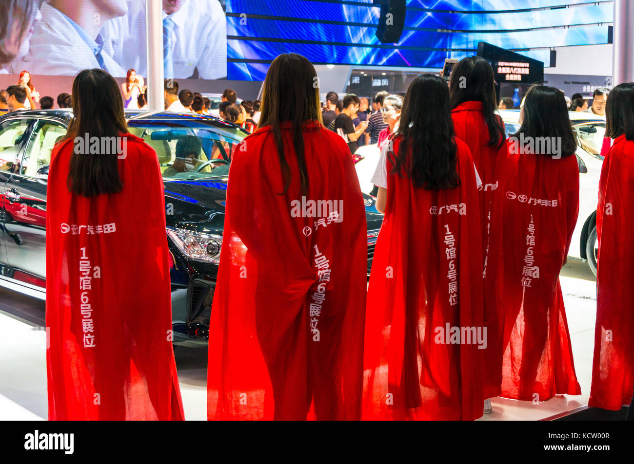 La Chine et les modèles Toyota salesgirls portant des capes rouge correspondant au cours d'une exposition de voiture à Shenzhen, Chine Banque D'Images