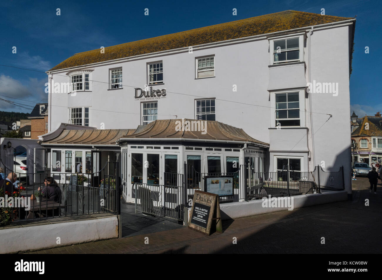 Dukes Hotel, bar et restaurant à Sidmouth, Devon, sous un ciel bleu. Banque D'Images