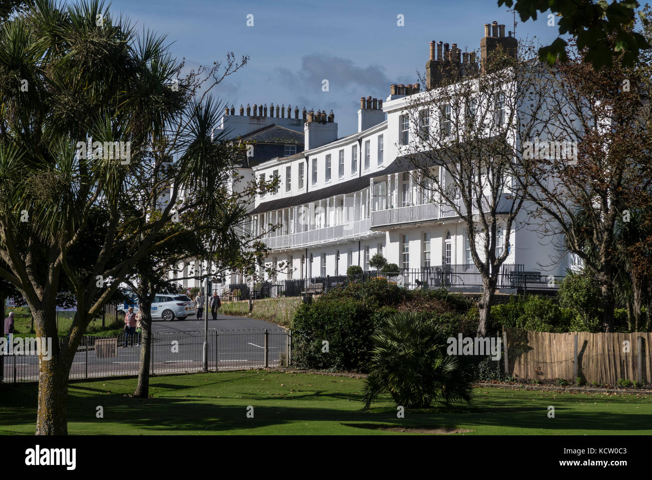 Vue sur terrasse, un Fortfield regency terrasse donnant sur la mer dans la ville de Sidmouth, Devon. Banque D'Images