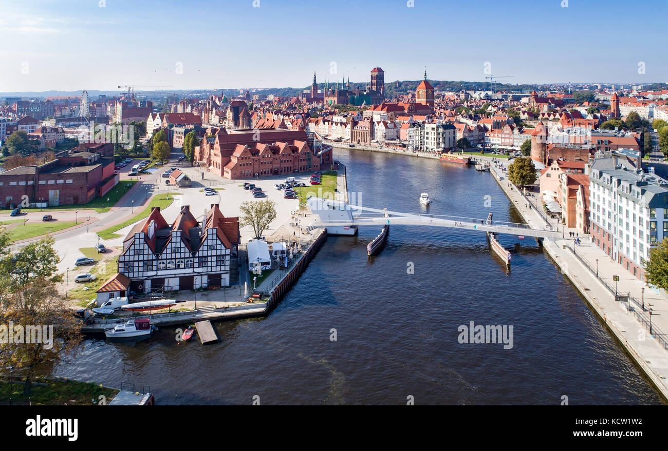 Gdansk, Pologne. aerial skyline panorama avec la rivière motlawa moderne, pont-levis, salle de concert et tous les monuments célèbres dans l'arrière-plan : la grue médiévale Banque D'Images
