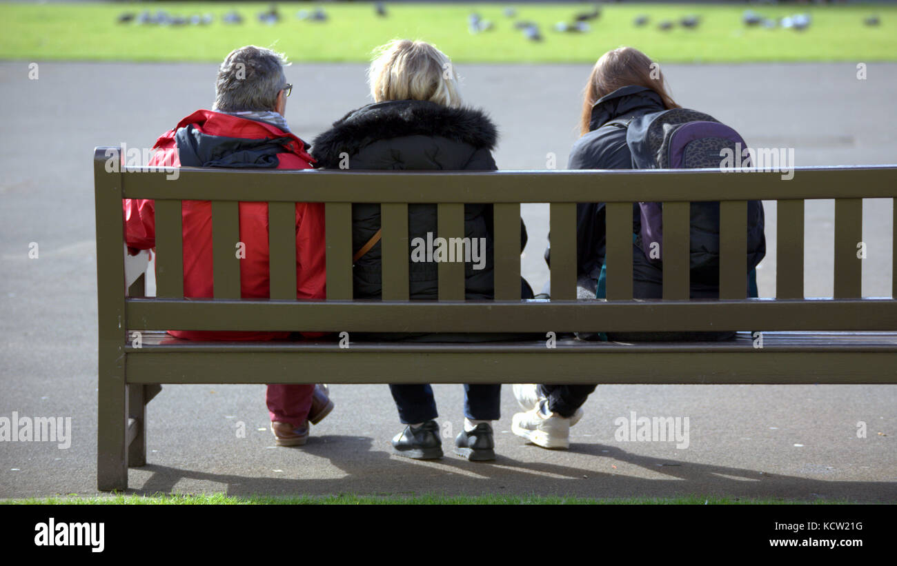 Assis om un banc regarder la vie aller par les touristes George Square Glasgow Banque D'Images