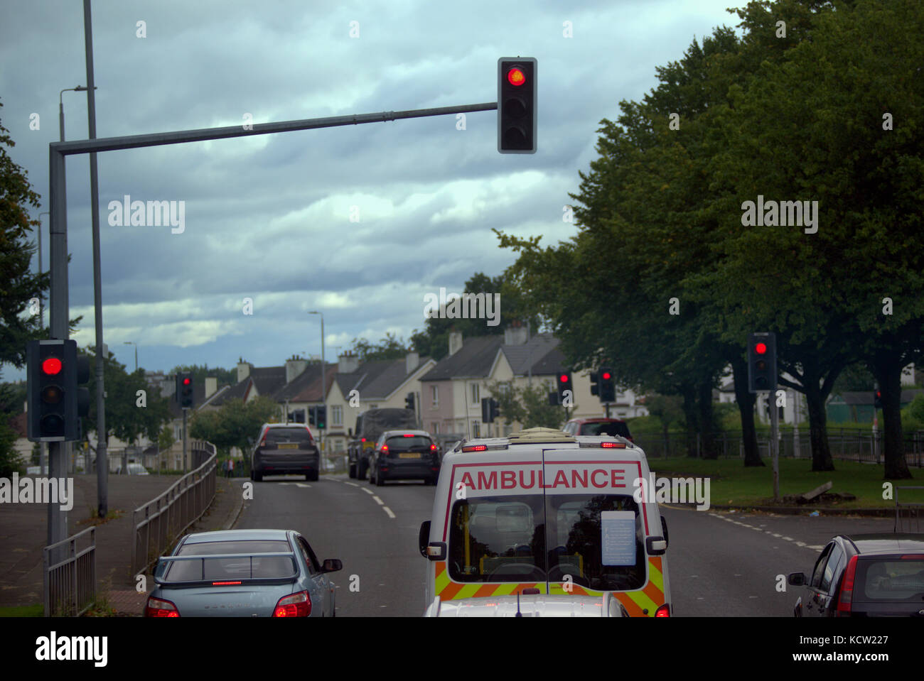 Ambulance au feu rouge de Great Western Road, Glasgow, Royaume-Uni Banque D'Images