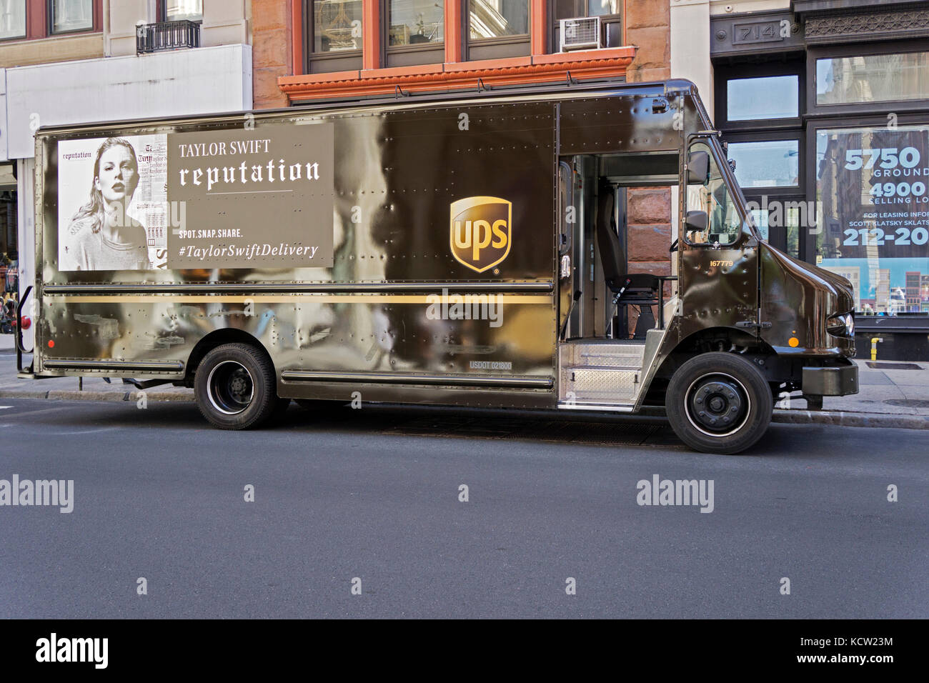 Une annonce pour l'album de Taylor Swift sur le côté d'un camion UPS sur Broadway dans Lower Manhattan, USA. Banque D'Images