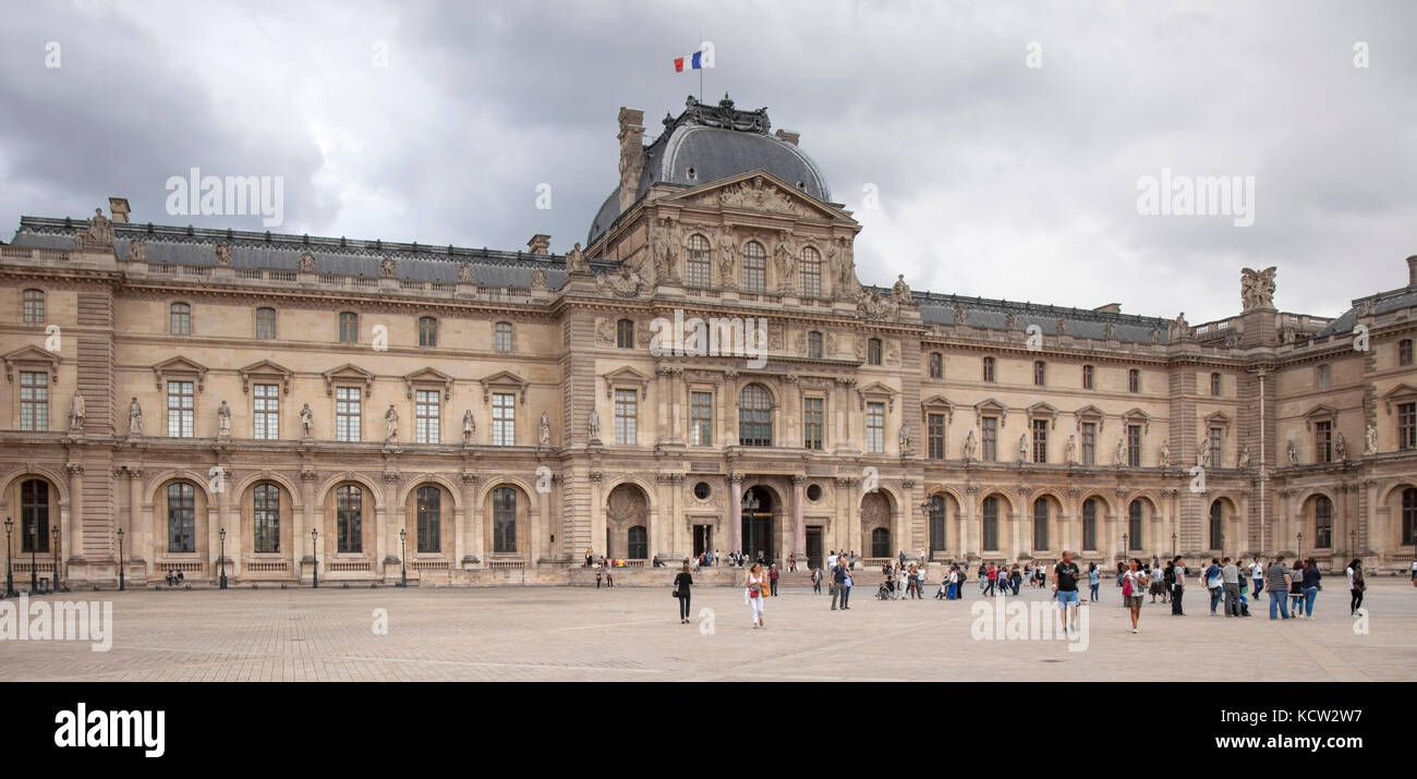 Paris, France - le 17 août : les touristes dans la cour carrée du palais du Louvre en face du pavillon Sully, 17 août 2017 à Paris, France Banque D'Images