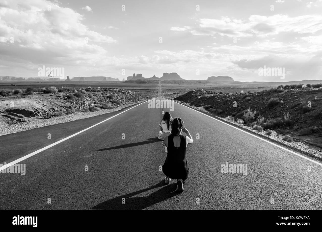 Noir et blanc, forest gump point, prendre des photos de filles touristiques - Monument valley panorama pittoresque sur la route - Arizona, AZ, États-Unis d'Amérique Banque D'Images