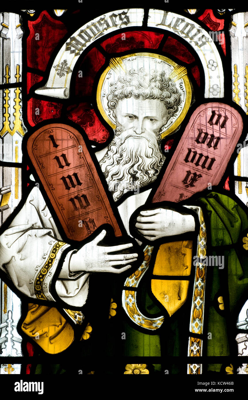 Moïse avec les dix commandements de l'église Saint John's comprimés Glastonbury Banque D'Images
