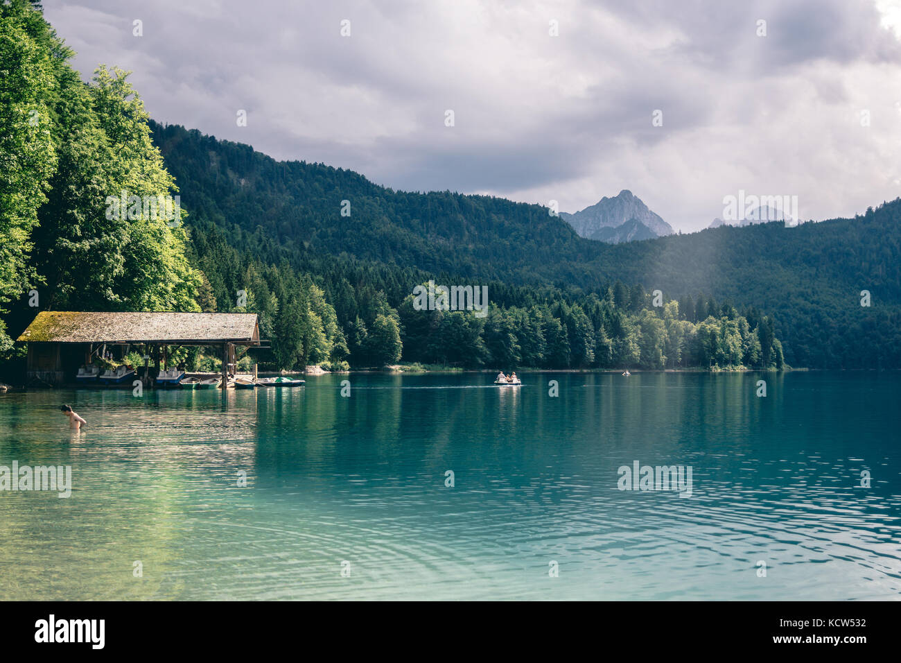 Les personnes bénéficiant d'activités de loisirs dans l'alpsee lac de montagne en Allemagne à l'été. Banque D'Images