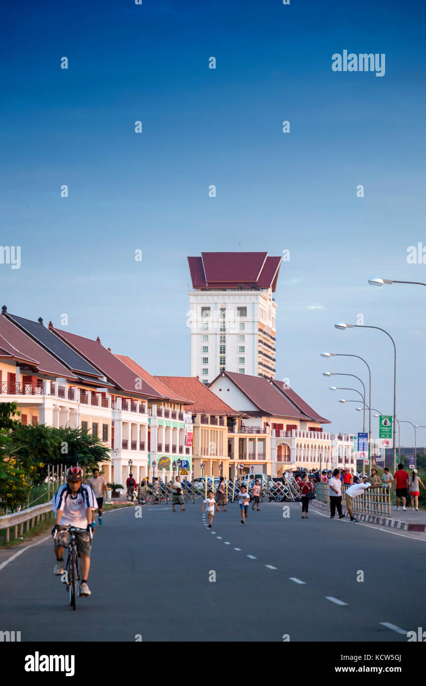 Rue par le fleuve Mékong en face de Vientiane Nouveau monde (VNW), un méga projet de complexe urbain contemporain à Vientiane, capitale de la RDP lao. Banque D'Images