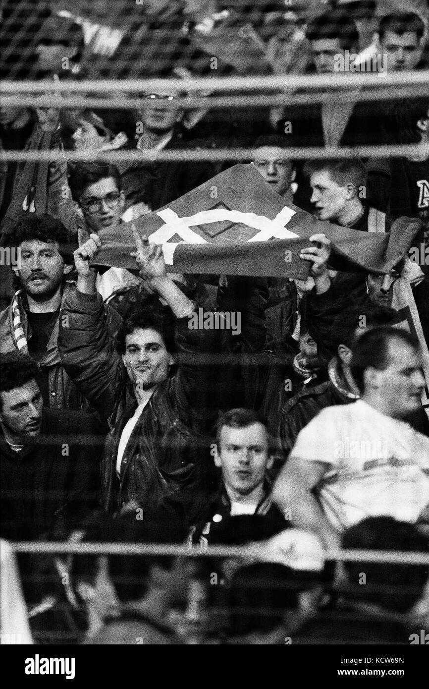 Des supporters d'extrême droite manifestent au stade Geoffroy Guichard, Saint-Etienne, France Banque D'Images