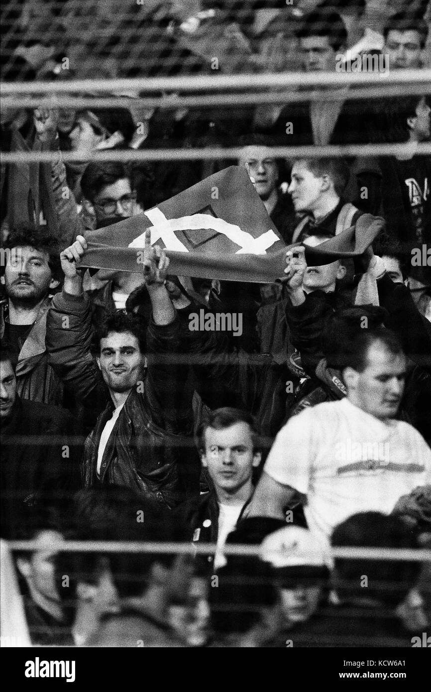 Des supporters d'extrême droite manifestent au stade Geoffroy Guichard, Saint-Etienne, France Banque D'Images