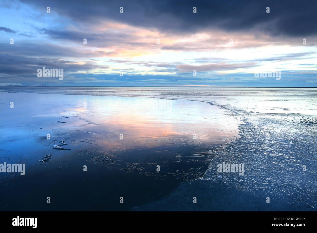 Des formes de glace dans les fjords de l'Islande au coucher du soleil en hiver Banque D'Images