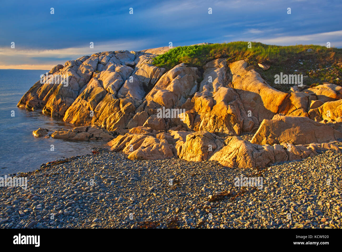 Rive rocheuse de la baie Chédabouctou au coucher du soleil, l'île Fox, Nova Scotia, canada Banque D'Images