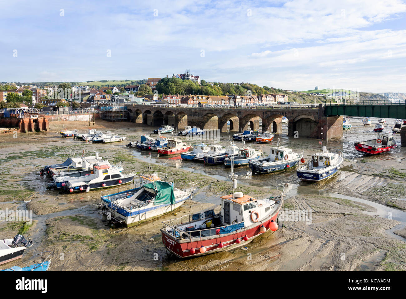 Des bateaux de pêche à marée basse, le port de Folkestone, Folkestone, Kent, Angleterre, Royaume-Uni Banque D'Images