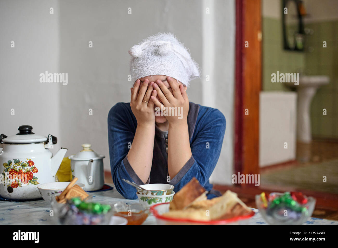 Nurzhan est de pêche, les enfants dorment encore, Akerke plaisanteries pendant le petit déjeuner. Tastubek, le 19 avril 2016. Nurzhan est parti en mer, dorm les enfants Banque D'Images