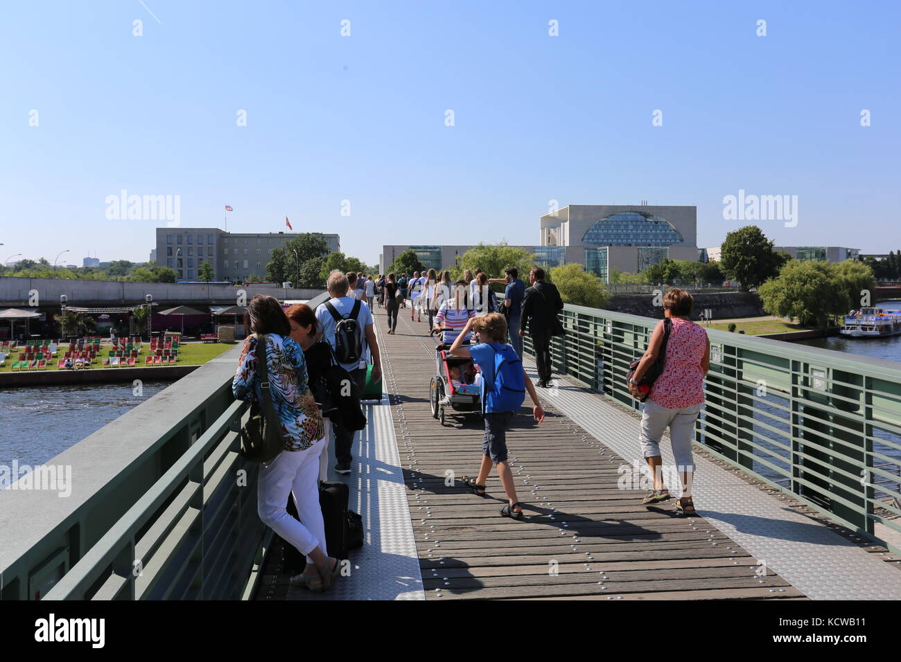 Berlin : voyageurs passent passerelle pour piétons entre moabit à spreebogenpark et Tiergarten Banque D'Images