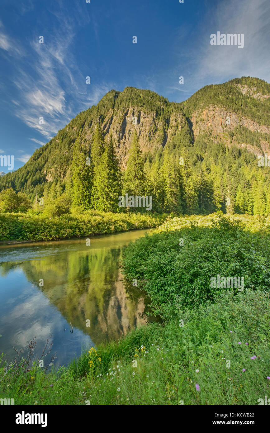 Montagnes de la chaîne des Cascades et la rivière, l'E.C. Manning Provincial Park, British Columbia, canada Banque D'Images