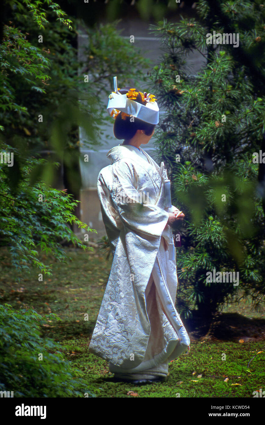 Japanese promise dans une tenue de mariage traditionnel Banque D'Images