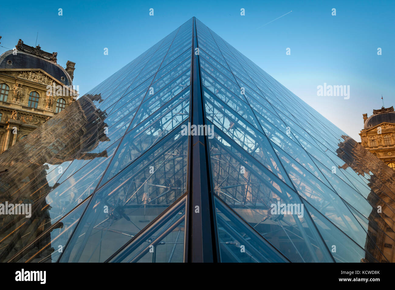 Pyramide du Louvre au coucher du soleil Banque D'Images