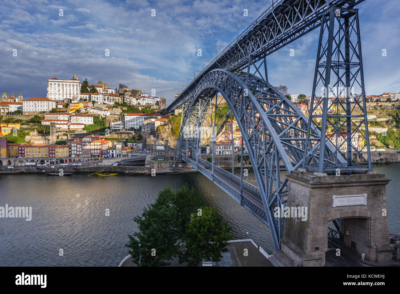 Pont Dom Luis I sur le fleuve Douro, entre la ville de Porto et la ville de Vila Nova de Gaia au Portugal Banque D'Images