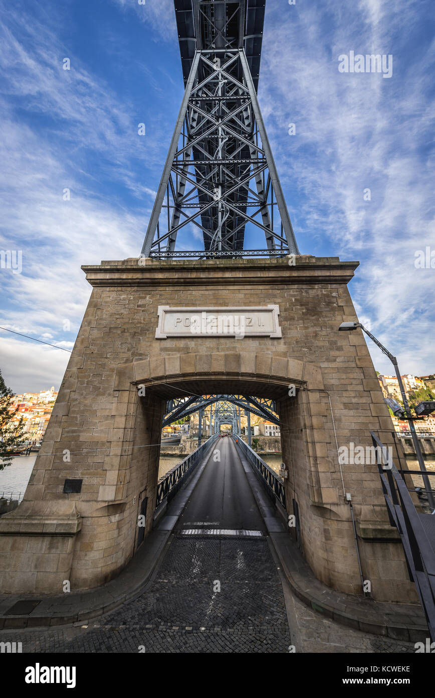 Pont Dom Luis I sur le Douro, entre Porto et Vila Nova de Gaia (sur photo) au Portugal Banque D'Images