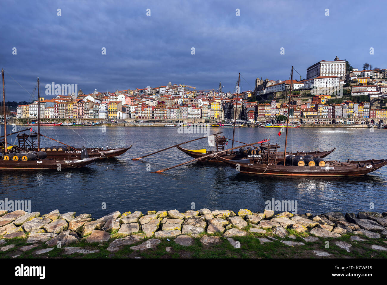 Bateaux à vin de port appelés bateaux Rabelo sur un fleuve Douro dans la ville de Vila Nova de Gaia. Porto City River Bank en arrière-plan Banque D'Images