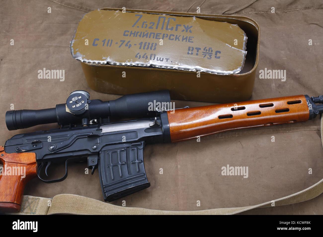 Svd fusil de sniper avec la boîte de munitions sur toile de fond.  l'inscription se traduit comme 'snipers' munitions Photo Stock - Alamy
