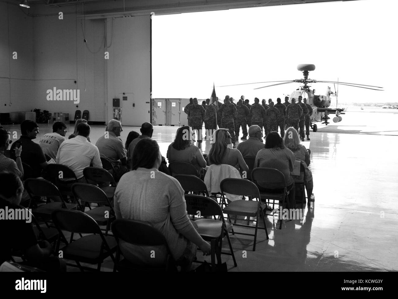 Les soldats de l'armée américaine de détachement 1, la compagnie Bravo du 642e bataillon de soutien à l'aviation, la garde nationale de Caroline du Sud, sont reconnus au cours d'une cérémonie tenue à mcentire de déploiement de la base de la garde nationale commune à eastover, s.c., le 10 juin 2016. Au cours de l'année, la 642e déploiement continuera de s'acquitter de sa mission de base en maintenant des hélicoptères AH-64 Apache. (U.s. Army National Guard photo par le sergent roby di giovine/libérés) Banque D'Images