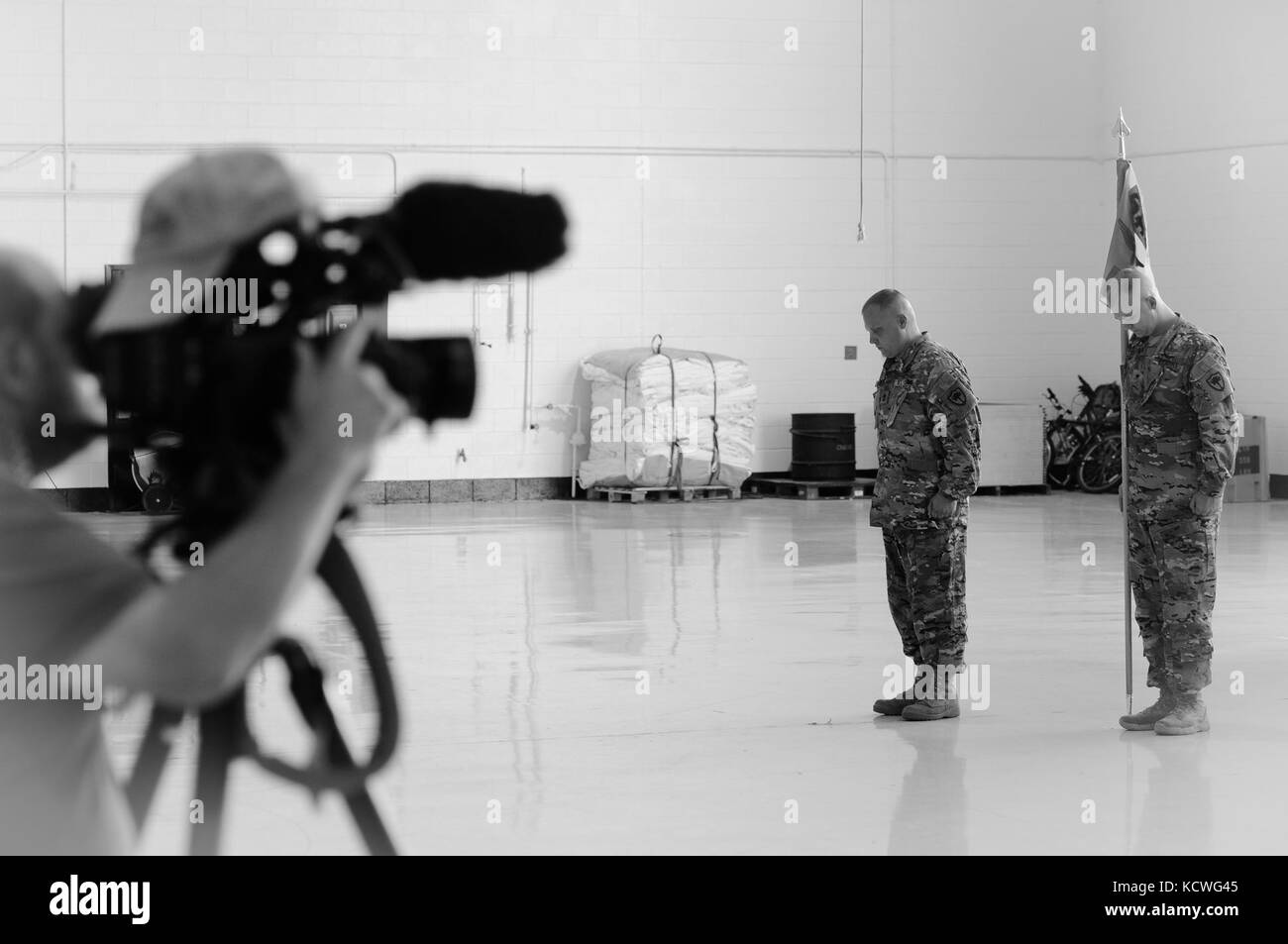 Les soldats de l'armée américaine de détachement 1, la compagnie Bravo du 642e bataillon de soutien à l'aviation, la garde nationale de Caroline du Sud, sont reconnus au cours d'une cérémonie tenue à mcentire de déploiement de la base de la garde nationale commune à eastover, s.c., le 10 juin 2016. Au cours de l'année, la 642e déploiement continuera de s'acquitter de sa mission de base en maintenant des hélicoptères AH-64 Apache. (U.s. Army National Guard photo par le sergent roby di giovine/libérés) Banque D'Images