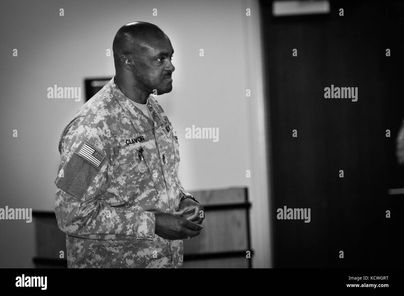 Le sergent de l'armée américaine. maj. joe n. clavon, 351e bataillon de soutien à l'aviation, l'aviation commande 59e troupe (ATC), Caroline du Sud, la garde nationale prend sa retraite du service actif, au cours d'une cérémonie organisée à la 59e, siège de l'Atc joint national guard base mcentire, eastover, Caroline du Sud, le 10 juillet 2016. U.S. Army le maj. gen. Gregory w. batts, adjudant général adjoint pour s.c., de l'armée américaine brig. gen. Roy mccarty, adjudant général adjoint pour s.c., col. James Barkley, commandant de l'Atc 59e, l'adjudant-chef Kent b. puffenbarger, adjudant-chef du commandement de l'état de la commande, le sergent maj. Russell a. Banque D'Images