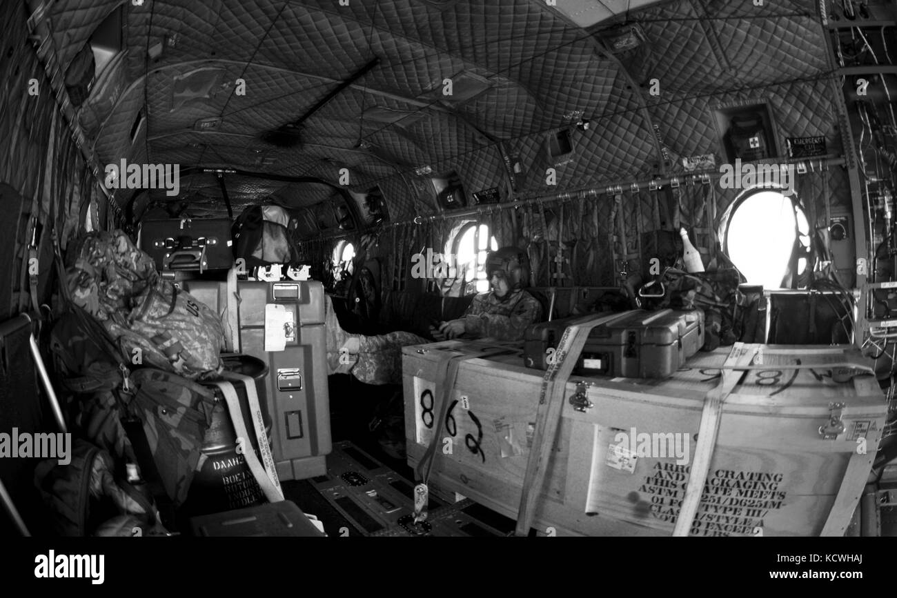 S.c. les soldats de la garde nationale de det.1, co. b, 2-238ème bataillon de l'aviation d'appui général, 59e troupe aviation commande, voler et administrer l'un de leur dernier CH-47D Chinook helicopters à Summit Aviation, Middletown, comté de New Castle, Delaware, aug.16 à nov. 19, 2016. L'indicatif d'appel "copter 368 garde" a été l'un des rares ch-47d construit comme "true d-modèles", à la fin de la première guerre du Golfe. 368 servi avec det.1 au cours des dix dernières années, d'inclure les 2009 et 2013 pour les mutations de l'Afghanistan, au cours de son service, "368" a acquis une réputation de fiabilité et robustesse parmi les pilotes de l'unité, maintai Banque D'Images