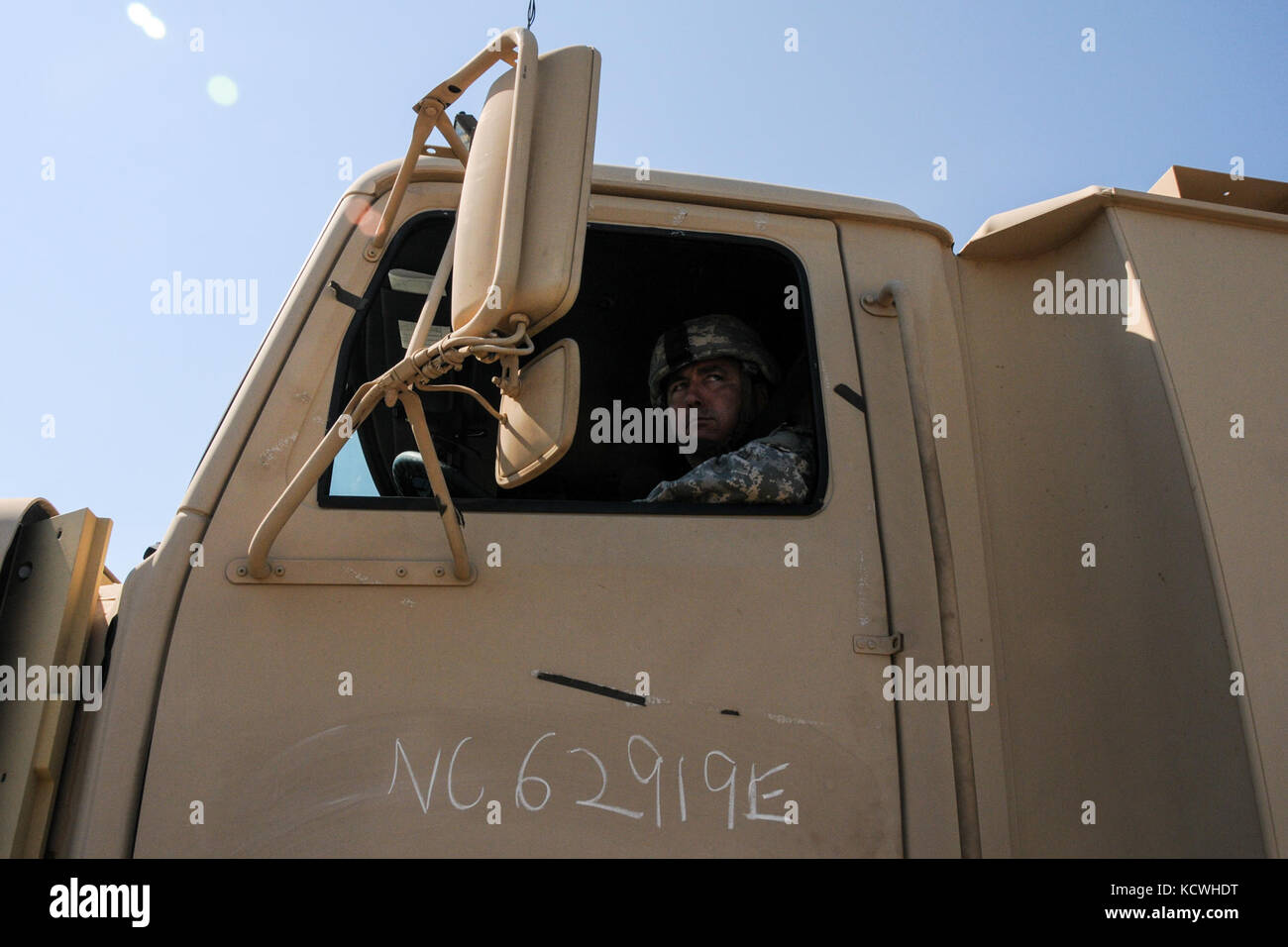 Des soldats américains de la 1148th transportation company, 110e bataillon de soutien de soutien au combat, la garde nationale de Géorgie, ravitailler et effectuer des vérifications de maintenance sur leurs véhicules, aug. 23, 2016, lors de l'opération à la bandoulière patriot l.c. Army National Guard armory à Camden, sc. l'opération est une mission menée par l'armée, la garde nationale et des unités de service actif pour transporter et distribuer l'équipement et des fournitures de tout le pays. (U.s. Army National Guard photo par lt. col. cindi king/ libéré) Banque D'Images