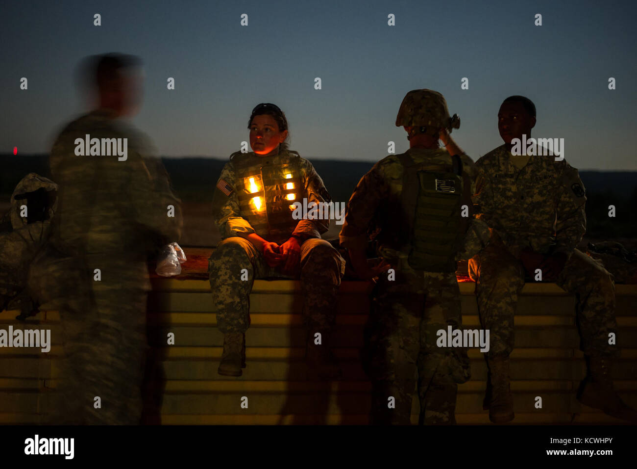 Les soldats américains affectés au 1050e Bataillon des transports et au 151e Bataillon des transmissions expéditionnaires de l'Armée du Canada (S.C. Army National Guard) attendent la nuit pour tirer des armes lors de l'entraînement de familiarisation à fort Jackson, S.C., 15 septembre 2016. 30 soldats de plusieurs compagnies de transport et de signalisation s'entraînent sur des exercices de sécurité démontés et des armes à équipage en préparation pour leur qualification l'été prochain et pour rester au courant de la sécurité des convoi. (ÉTATS-UNIS Photo de la Garde nationale aérienne par Tech. Sgt. Jorge Intriago) Banque D'Images