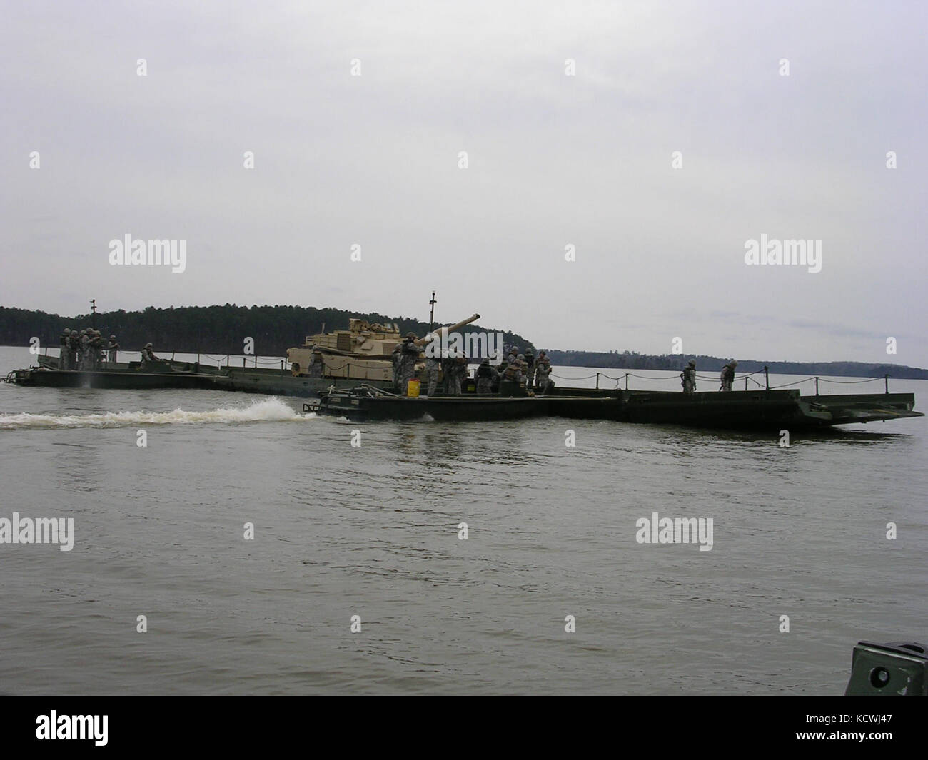 Des soldats américains dans la 125e compagnie du pont multi-rôle, Caroline du Sud, de la garde nationale de l'armée de mener un transport au-dessus de l'eau d'un m2 Bradley et m1 Abrams chenilles durant la formation à Clarks Hill training centre en direction de la prune, de la Caroline du Sud, fév. 20, 2016. (U.s. Army National Guard/ photo courtoisie) Parution Banque D'Images