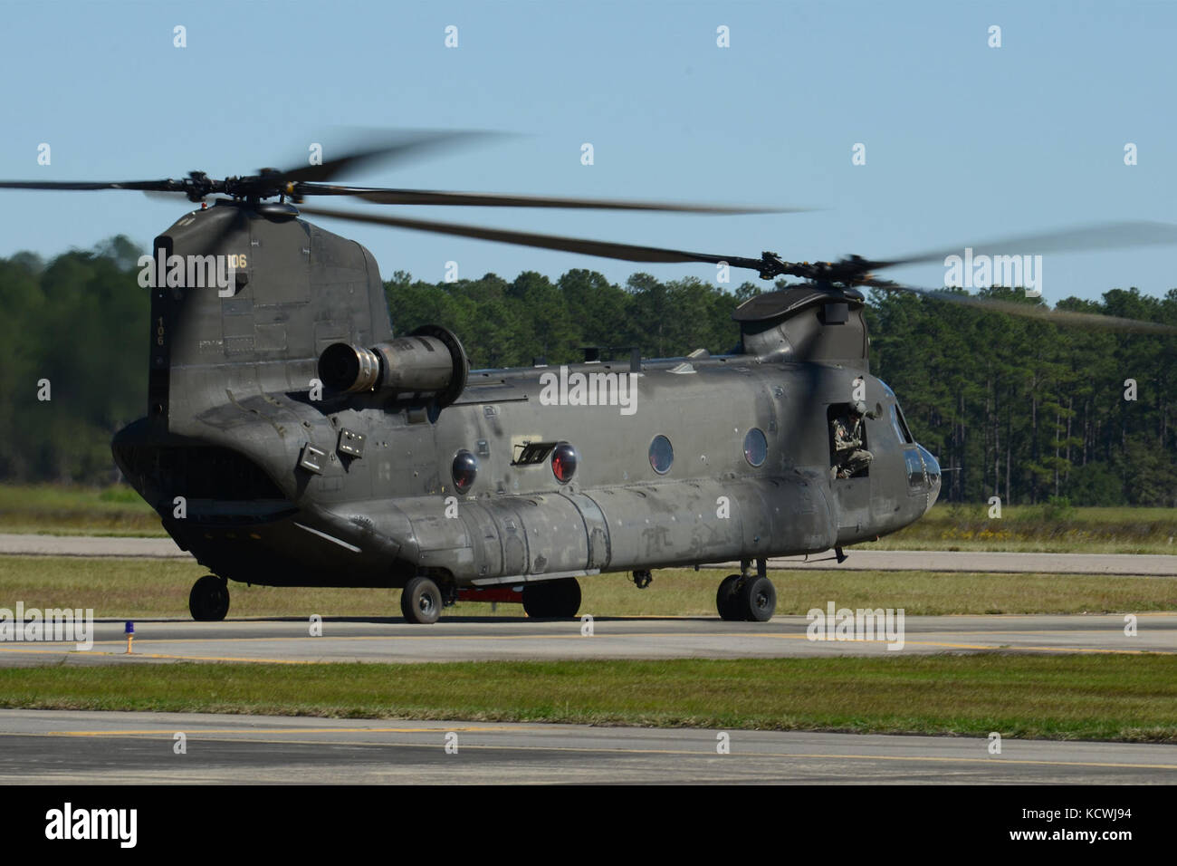 Un guardâs national Caroline du Sud CH-47F Chinook, un hélicoptère gros porteur configuré avec une gamme étendue d'alimentation (TERF), également appelé "grosse vache", et son détachement de l'équipage affectés à 1, la société B, 2-238ème bataillon de soutien général de l'aviation aviation, 59e troupe de Greenville commande s.c., les étapes de sa base d'opérations à l'appui de l'ouragan matthew les efforts de rétablissement à mcentire joint national guard base, eastover, s.c., oct. 10, 2016. d'environ 2 000 soldats de la garde nationale de Caroline du Sud et les aviateurs ont été activées en appui direct à l'ouragan matthew resp Banque D'Images